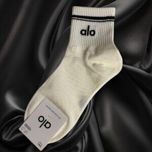Alo Yoga Logo Crew Socks Ivory S/M NWT